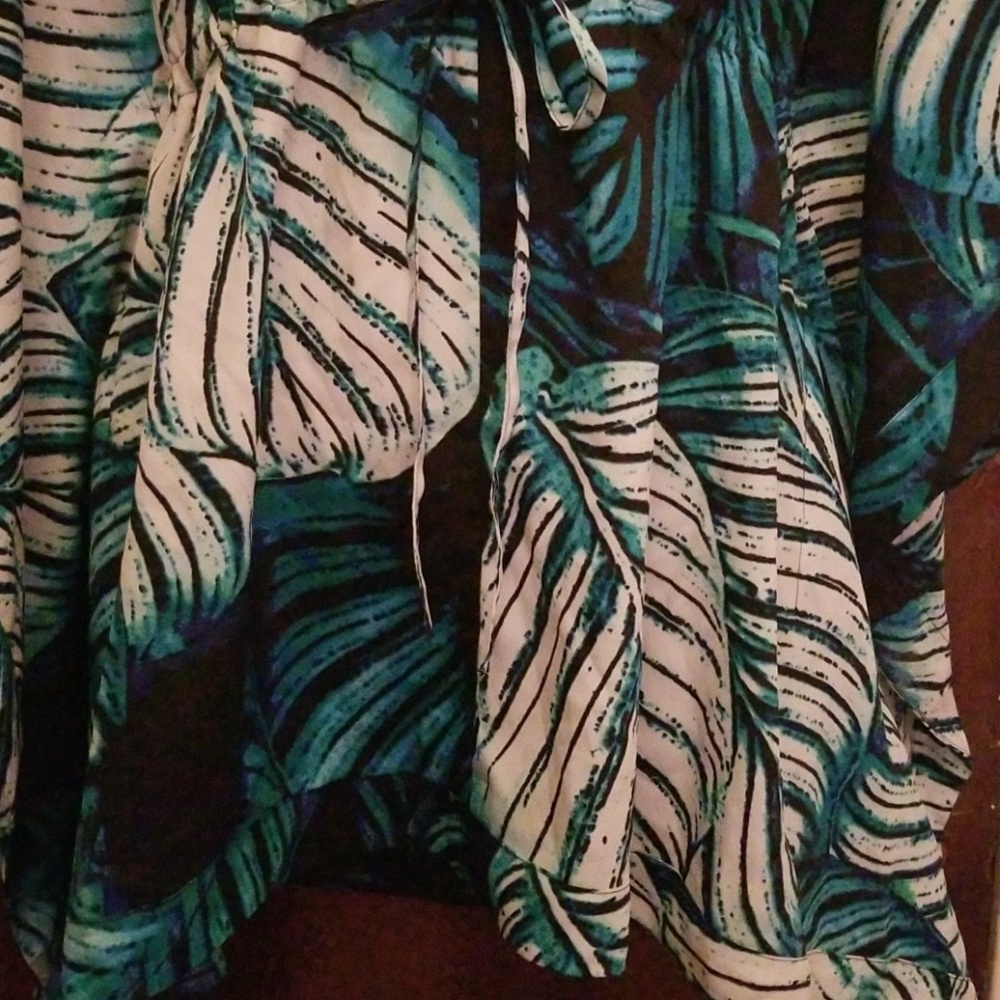 Beautiful Leaf Pattern Batwing Sleeve Blouse - image 3